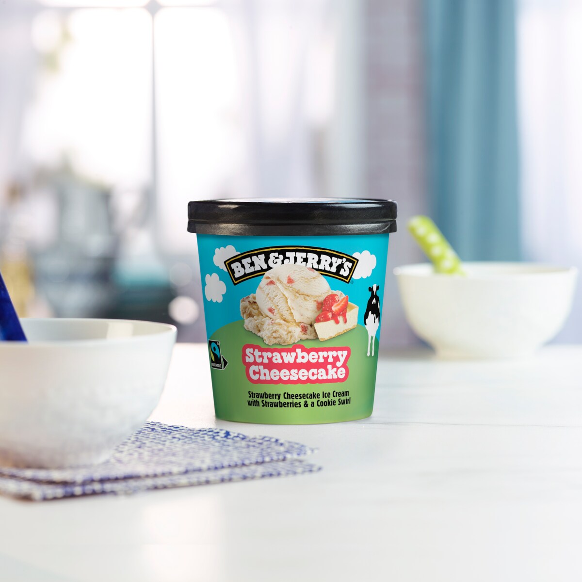 Strawberry Cheesecake Glace  - Pint 3 / 4