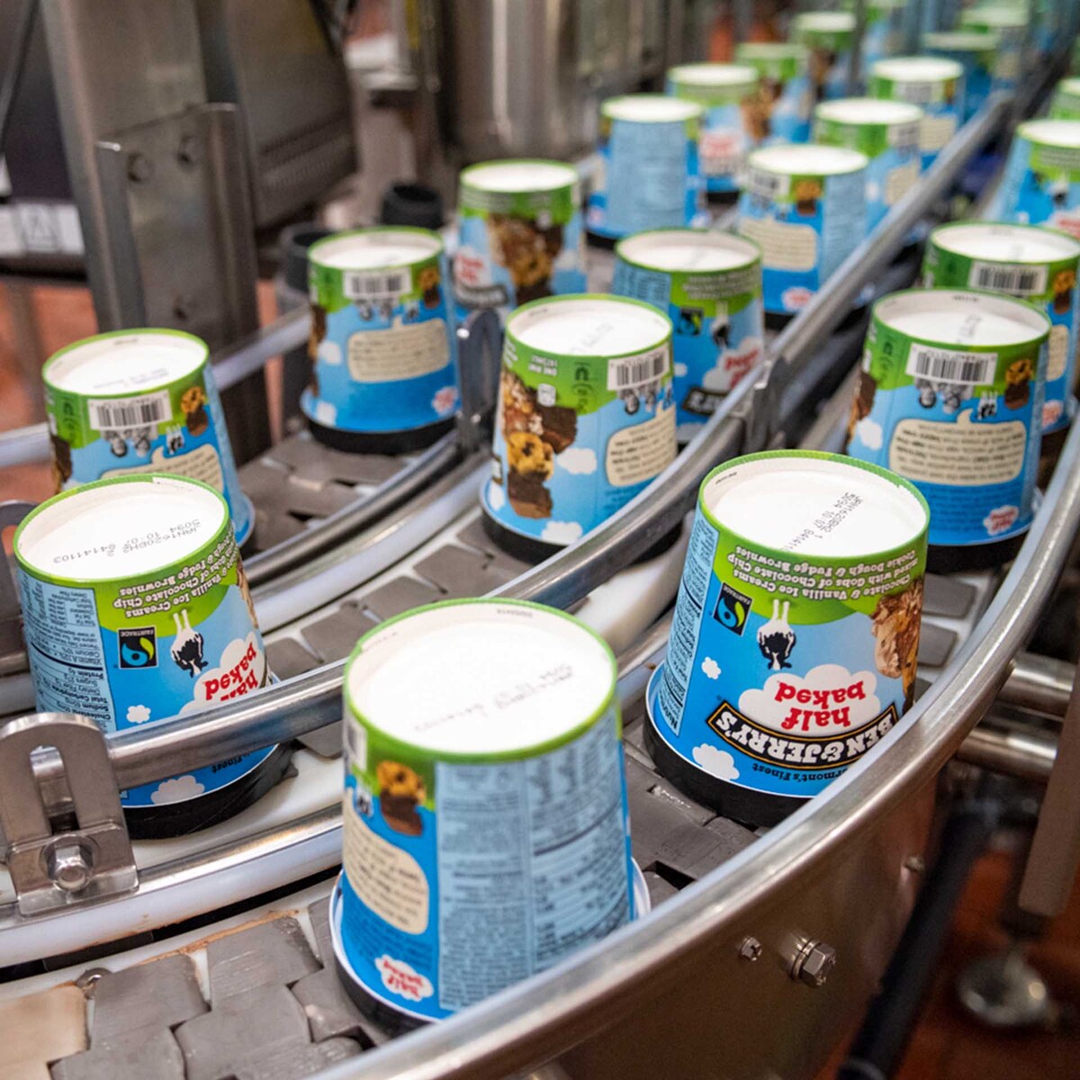 Ben & Jerry’s Eiscremebecher in einer Fabrikanlage